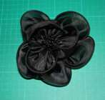 黒い衣服のイブニング・ドレスのための美しく軽くて柔らかい造花のコサージュ