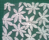 綿は網の水溶性のレースの生地、フォーマル ドレスのための花模様を刺繍しました