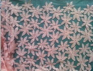 綿は網の水溶性のレースの生地、フォーマル ドレスのための花模様を刺繍しました