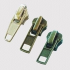引き手の異なった様式で付けられるに利用できる自動ロックのジッパーのスライダー