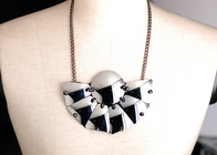 女性のための黒と白のカスタム ガラス シートの手作りネックレス、手作りネックレス