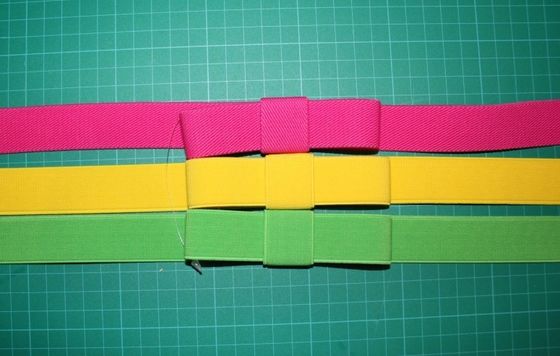 黄色いピンクの緑、2cm - 3cm の幅の女性のためのふさの布ベルトが付いている PU のウエストの鎖
