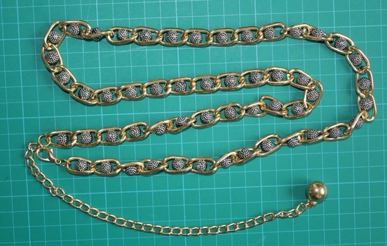 OEM は女性の衣服のための白黒ビードが付いている金のウエストの鎖に金属をかぶせます
