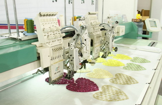 服装の服は平たい箱のスパンコール装置が付いている巻く刺繍機械をコンピュータ化しました