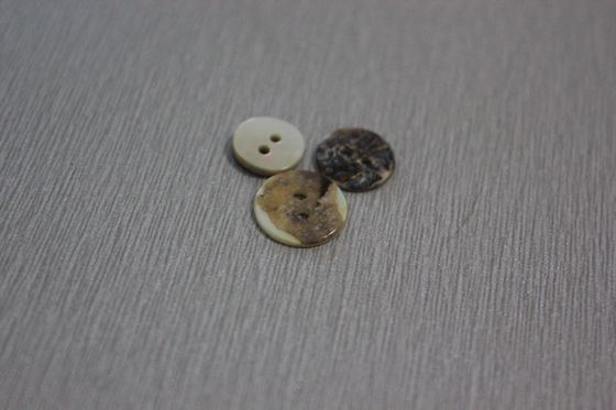 白の普遍的なワイ シャツは人/女性のための注文の衣類ボタン 2 の穴を殻から取り出します