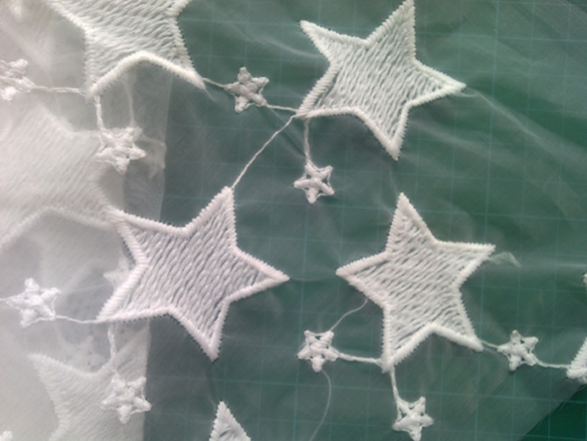 五芒星の Qmilch のオーガンザはレースの生地、星のレースの生地を刺繍しました