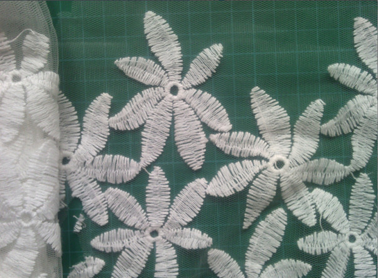 綿は網の水溶性のレースの生地、フォーマル ドレスのための花模様を刺繍しました