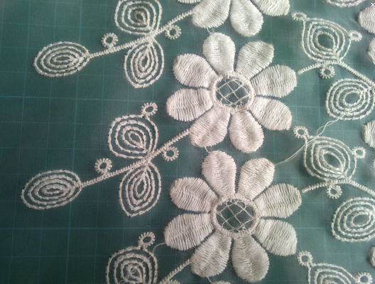 結婚の刺繍された花のレースの生地