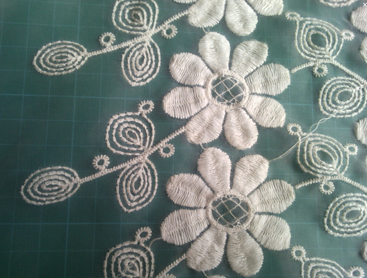 結婚式の綿の衣類は花のレースの生地、パーティー向きのドレスの網を刺繍しました