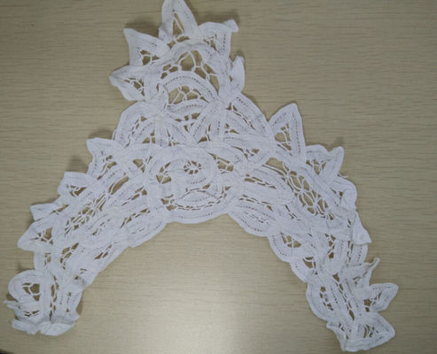 カスタマイズされた 100% の綿のレースつばのハンドメイドの首のレースの刺繍つば
