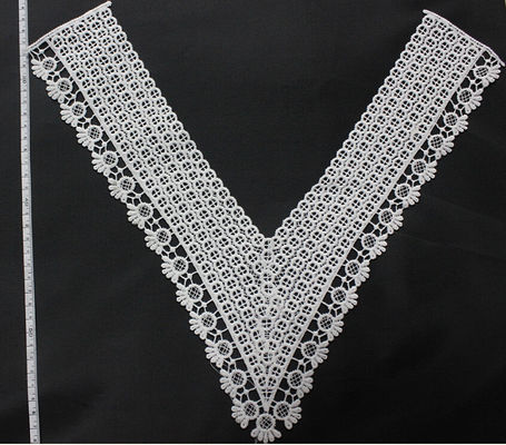 衣類のための首のレースの刺繍つばの衣類のモチーフのミルクの多白