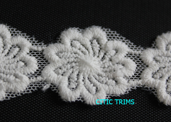 染まる色の綿によって刺繍される装飾的なレースのトリム 2.5cm の花模様