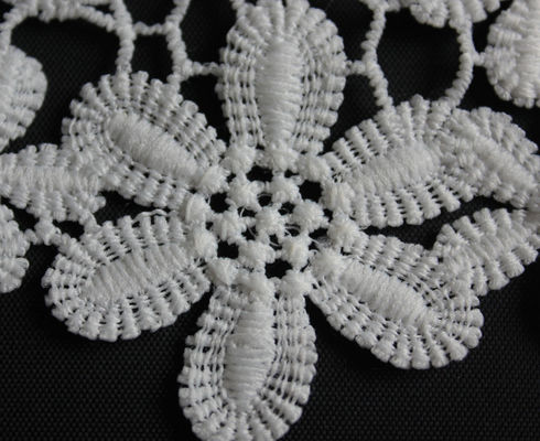 Qmilch は装飾的なレースのトリムを黒い/白 11cm の花模様刺繍しました