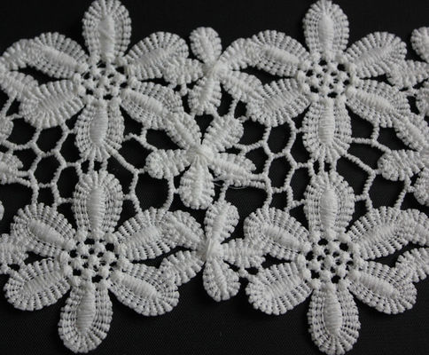 Qmilch は装飾的なレースのトリムを黒い/白 11cm の花模様刺繍しました