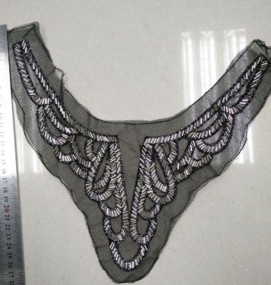 装飾的な女性はハンドメイドのビーズつば、真珠つばに服を着せます
