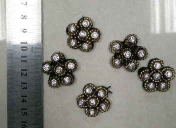 金属の真珠の衣服の装飾のための小さい花のトリムのビードつば