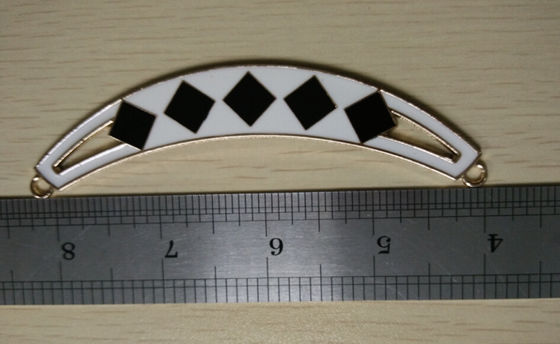 白の注文の半分の楕円形の形の金属つばのネックレスの黒