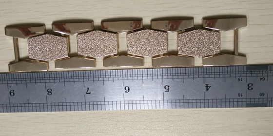 上敷の衣服およびベルトのための金金属の装飾のトリム棒
