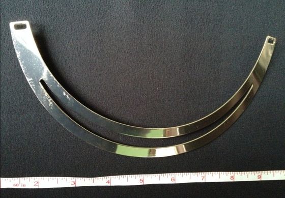 重いつばの金属のネックレスのトリム