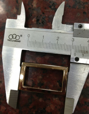 衣服およびベルトのための金属棒の金属のトリム 1.9cm x 3.2cm の方法