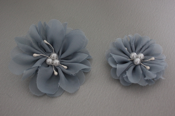 軽くて柔らかい人工的なピンクの花のコサージュ