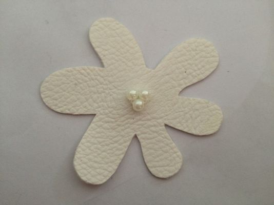 伸縮性がある衣服のカスタマイズされる 3D/ビードが付いている白い造花のコサージュ