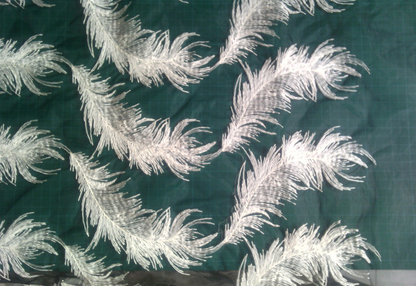白い羽のオーガンザ パターンは服装のための綿のレースの生地を刺繍しました
