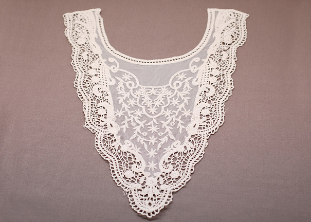 OEM 刺繍アイボリー手フリルかぎ針編みレース襟 T シャツの女性のドレス